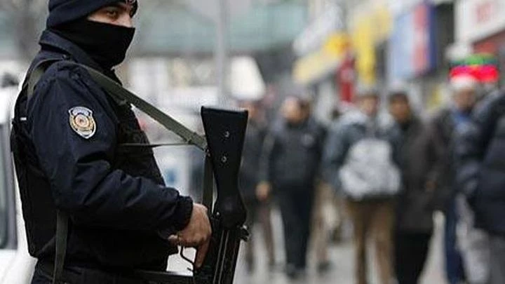 Συναγερμός στην Κωνσταντινούπολη – Ένοπλος εισέβαλε σε εμπορικό κέντρο